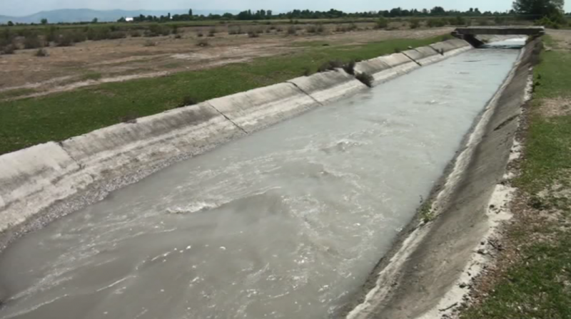 Kürdəmirdə əkin sahələrinin suvarılması davam edir, suvarma kanalları lildən təmizlənir